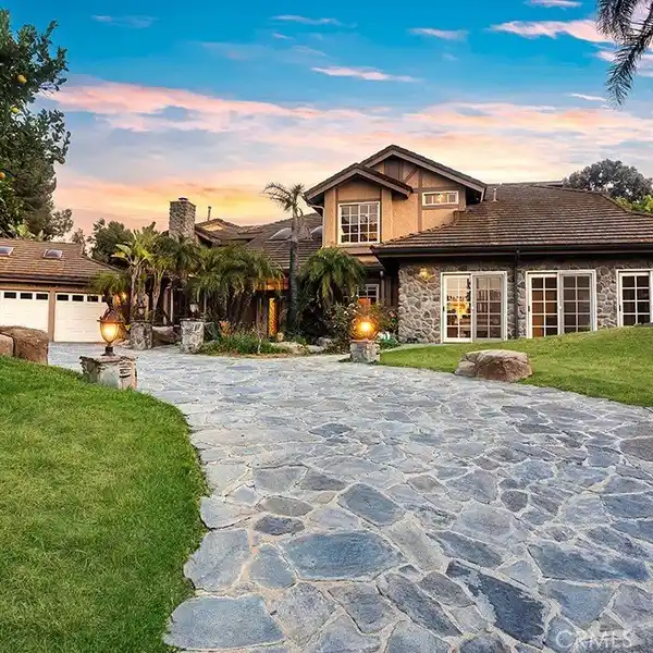 EXTRAORDINARY EQUESTRIAN ESTATE