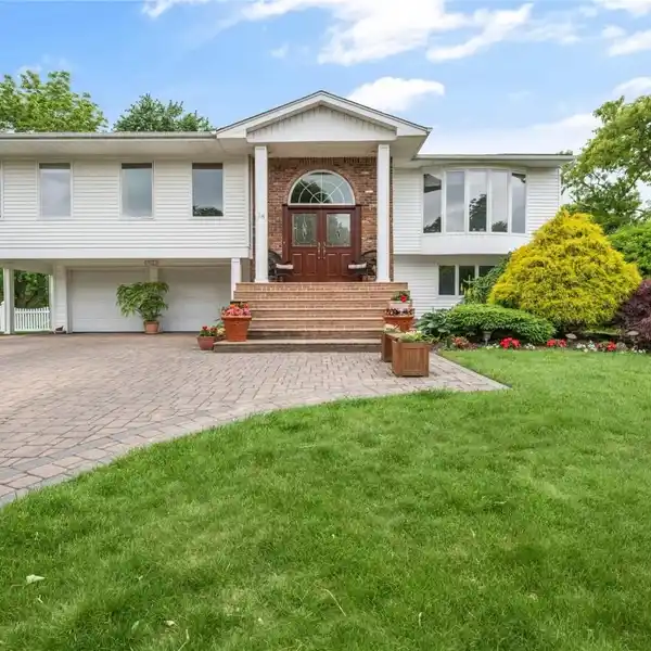 LOVELY HOME IN THE FAMED CANDY SECTION OF COMMACK