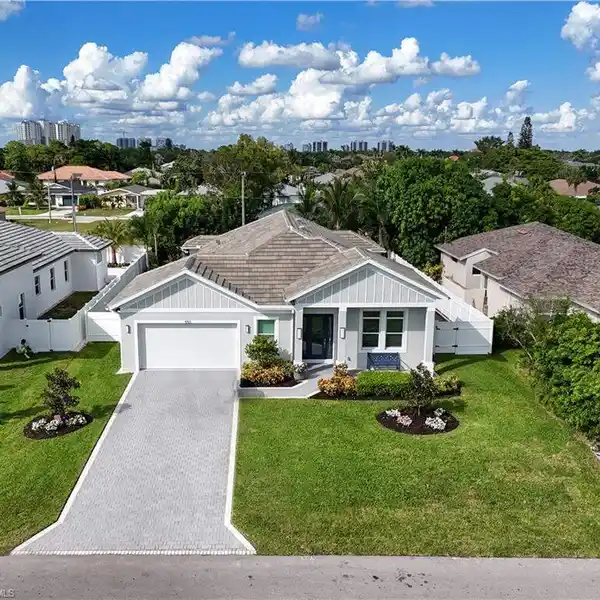 COASTAL ELEGANCE MEETS EFFORTLESS NAPLES LIVING