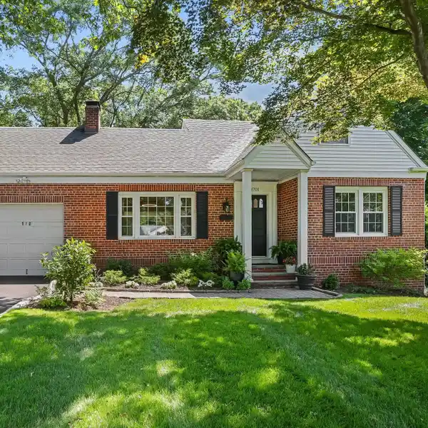 STYLISH GEM WITH FLEXIBLE LIVING SPACES