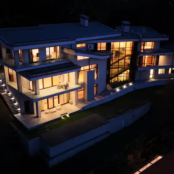 A MODERN HOUSE WITH AN INCREDIBLE CITY VIEW