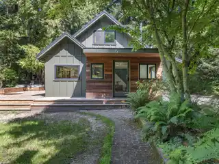 Peaceful Creekside Retreat