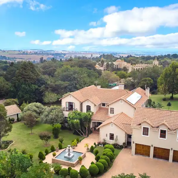 GLORIOUS COUNTRY MANOR HOME IN THE CITY