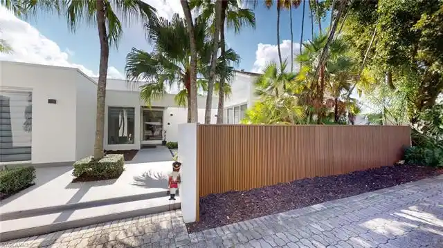 Contemporary Home Blending Luxury and Functionality
