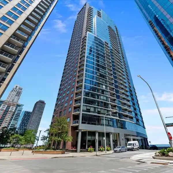 PENTHOUSE WITH STUNNING VIEWS OF CHICAGO RIVER