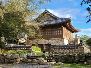 Stunning Korean Temple in Breathtaking Hot Springs Location