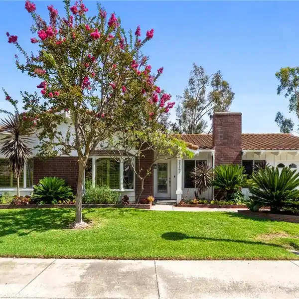 SINGLE-STORY RETREAT IN GUARD-GATED CASTA DEL SOL