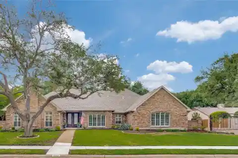 Interior Designer Owned One-story Home in Willow Bend Lakes