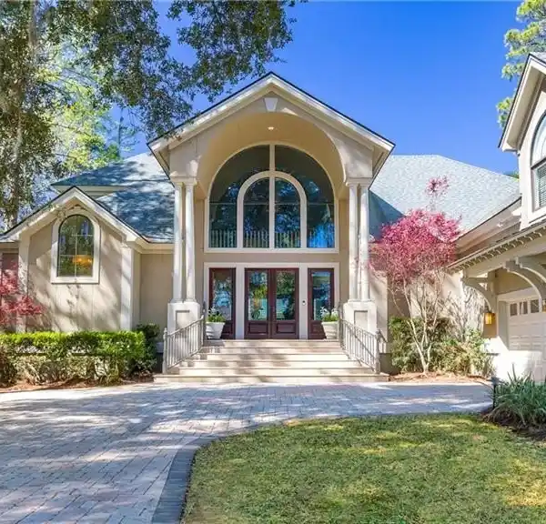 ELEGANT HARBOR-FRONT LIVING