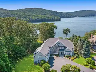 Incredible Lakefront Oasis