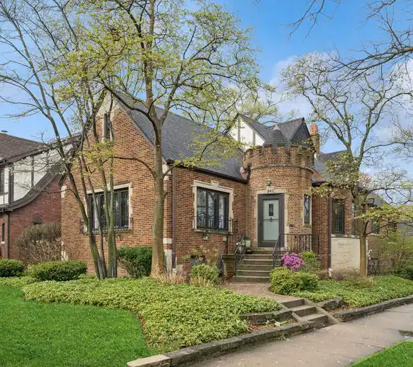 RARE BLEND OF PRESERVED ARCHITECTURAL BEAUTY AND CAREFULLY CURATED MODERN UPDATES