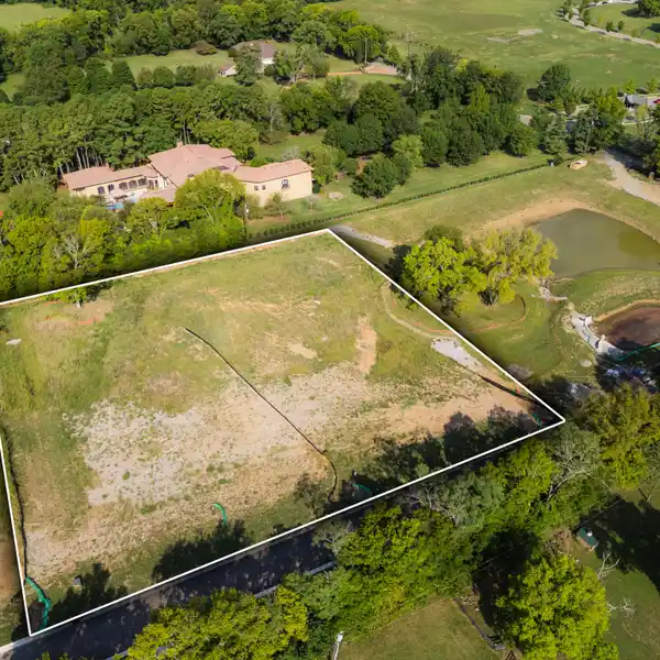 LARGE PROPERTY WITH INCREDIBLE POTENTIAL