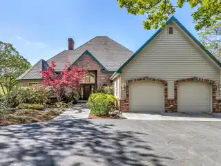 Elegance and Comfort in Sun Ridge Estates