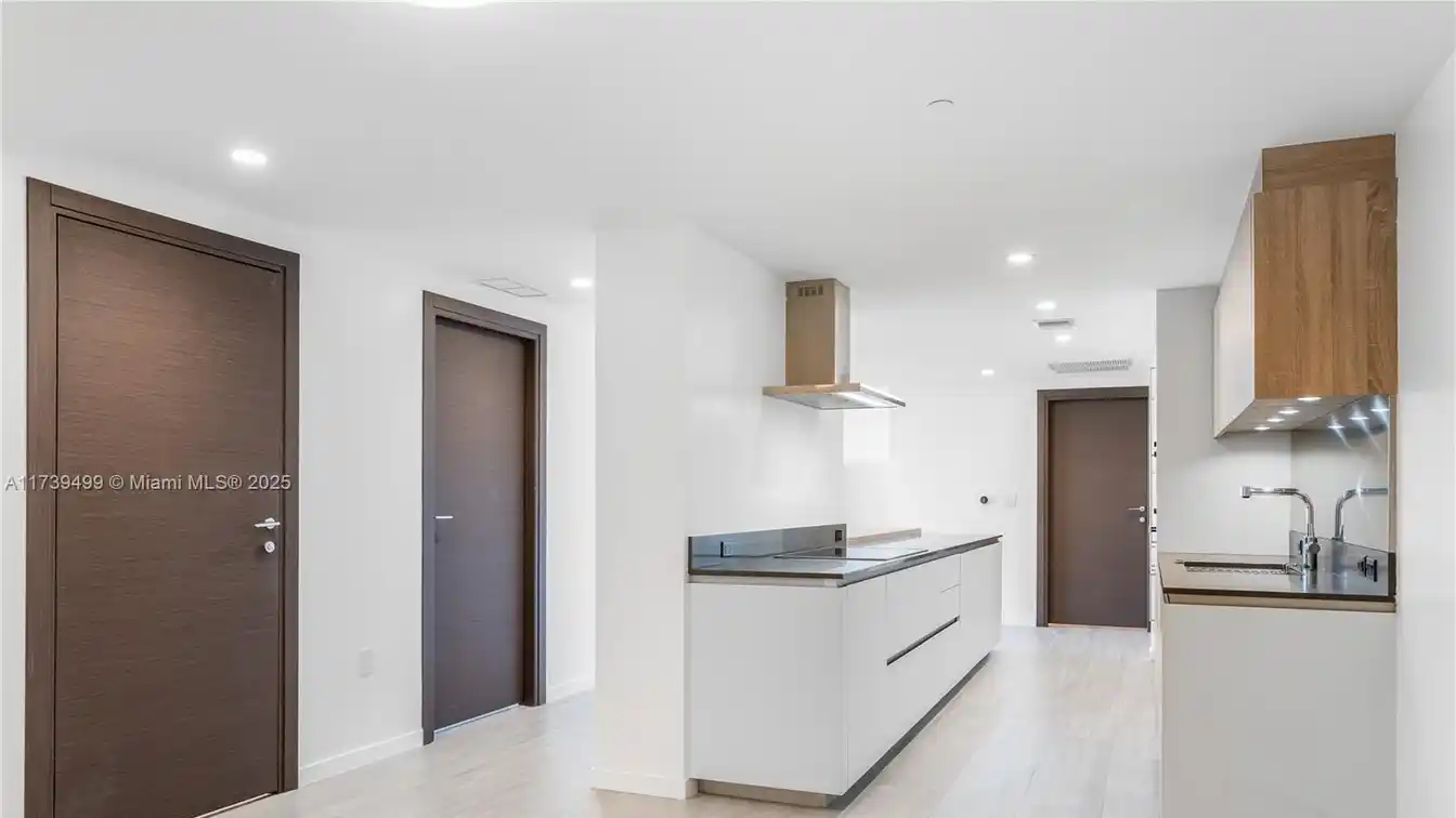 Beautiful Unit with Amazing Skyline Views