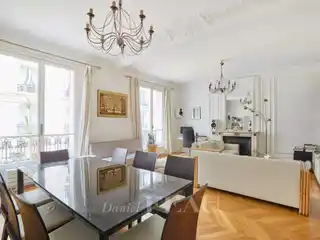 Spacious South-facing Apartment in Historic Building