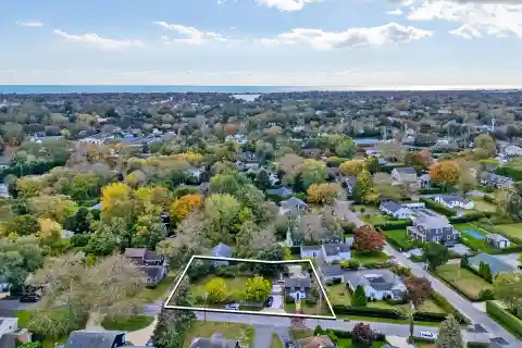 Charming Cottage in Quiet Southampton Village Setting