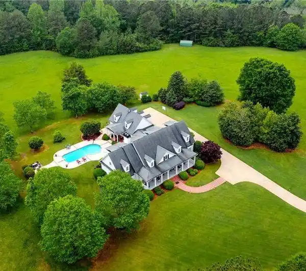 SOUTHERN ESTATE WITH PANORAMIC LAKEFRONT VIEWS