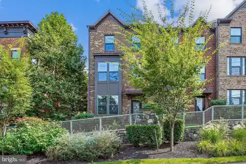 Rare End-Unit Townhome in Metro Row