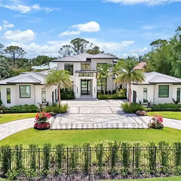 STUNNING MODERN LUXURY ESTATE IN NAPLES