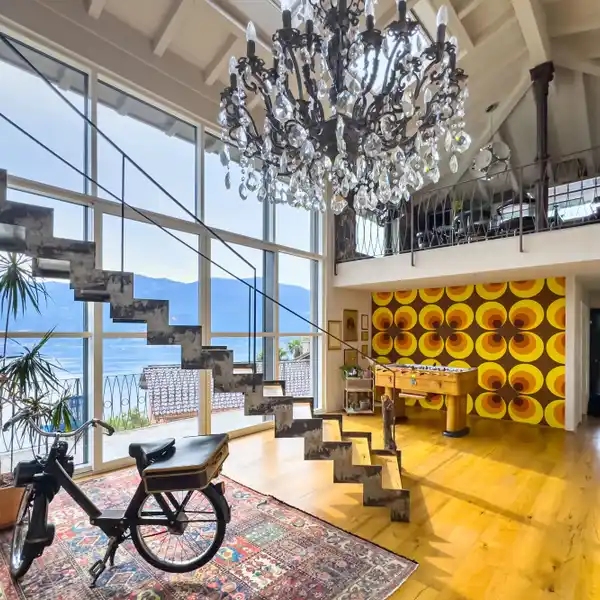 GORGEOUS DUPLEX RESIDENCE WITH MAGNIFICENT LAKE VIEWS