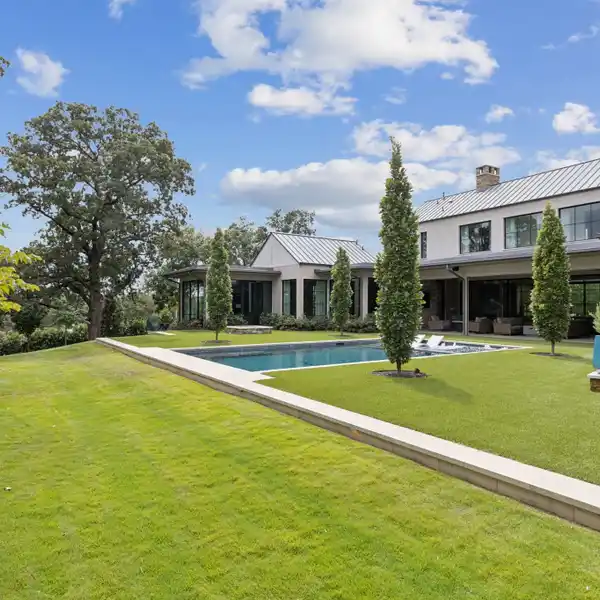 CONTEMPORARY MASTERPIECE IN PRESTIGIOUS QUAIL HOLLOW