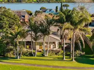 Sanctuary of Light with Seamless Indoor-Outdoor Flow