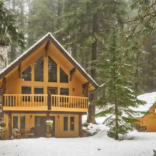 BEAUTIFUL NORTHWEST CHALET ON A WOODED LOT