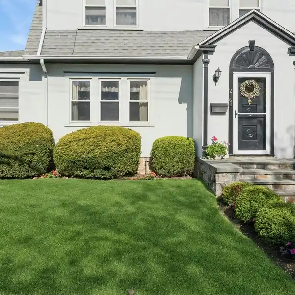 CHIC MOVE-IN READY COLONIAL