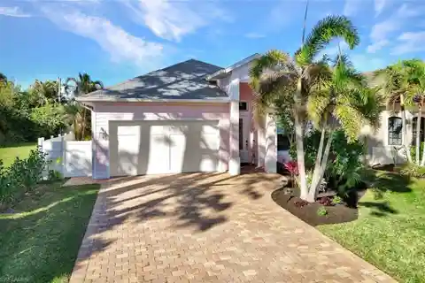 Elegant Open-Concept Retreat Near Mercato & Ritz-Carlton