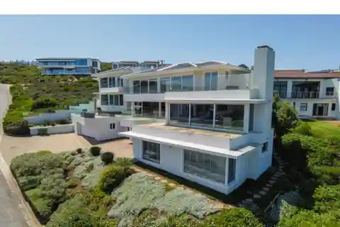 Luxurious Coastal Living at Pinnacle Point Golf Estate