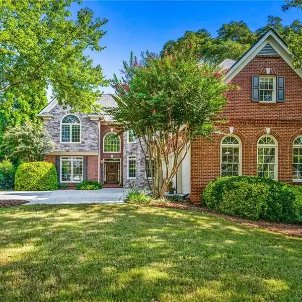 IMPRESSIVE HOME WITH AN EXPANSIVE OPEN PLAN