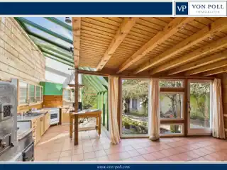 Historic Charm Meets Creative Freedom – Listed Semi-Detached House with Studio