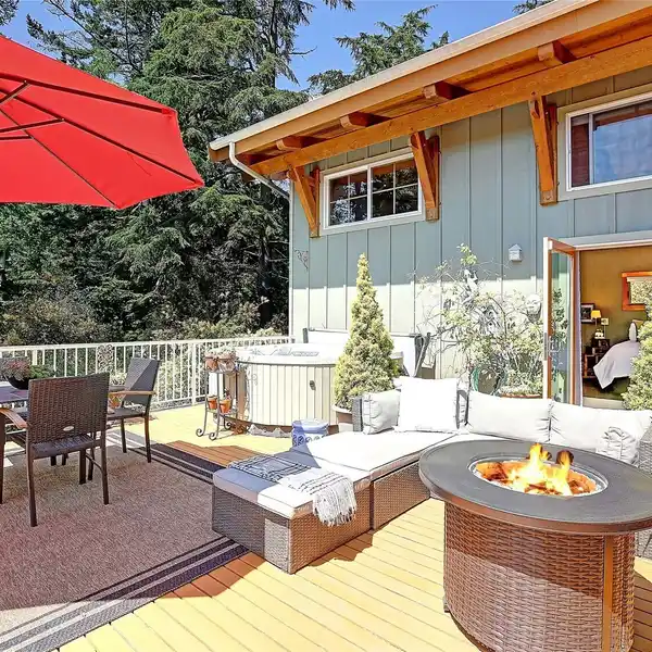 UNIQUE 1.7-ACRE RETREAT