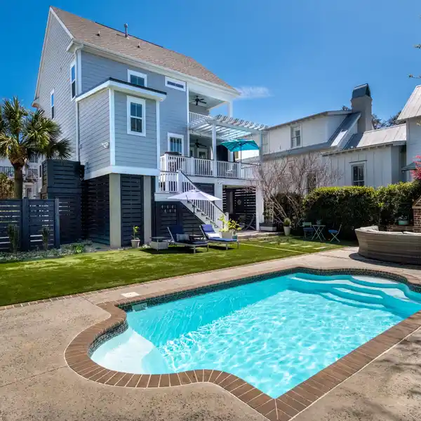 CHARLESTON SINGLE THAT LIVES LARGE