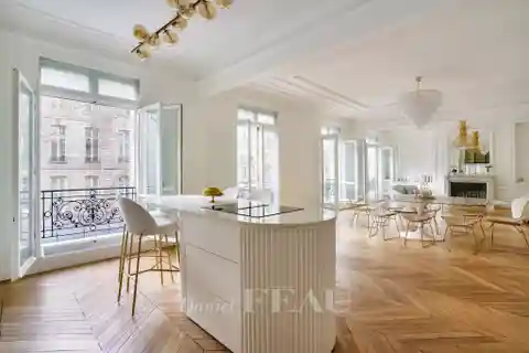 Magnificent Light-Filled Dual-Aspect Apartment