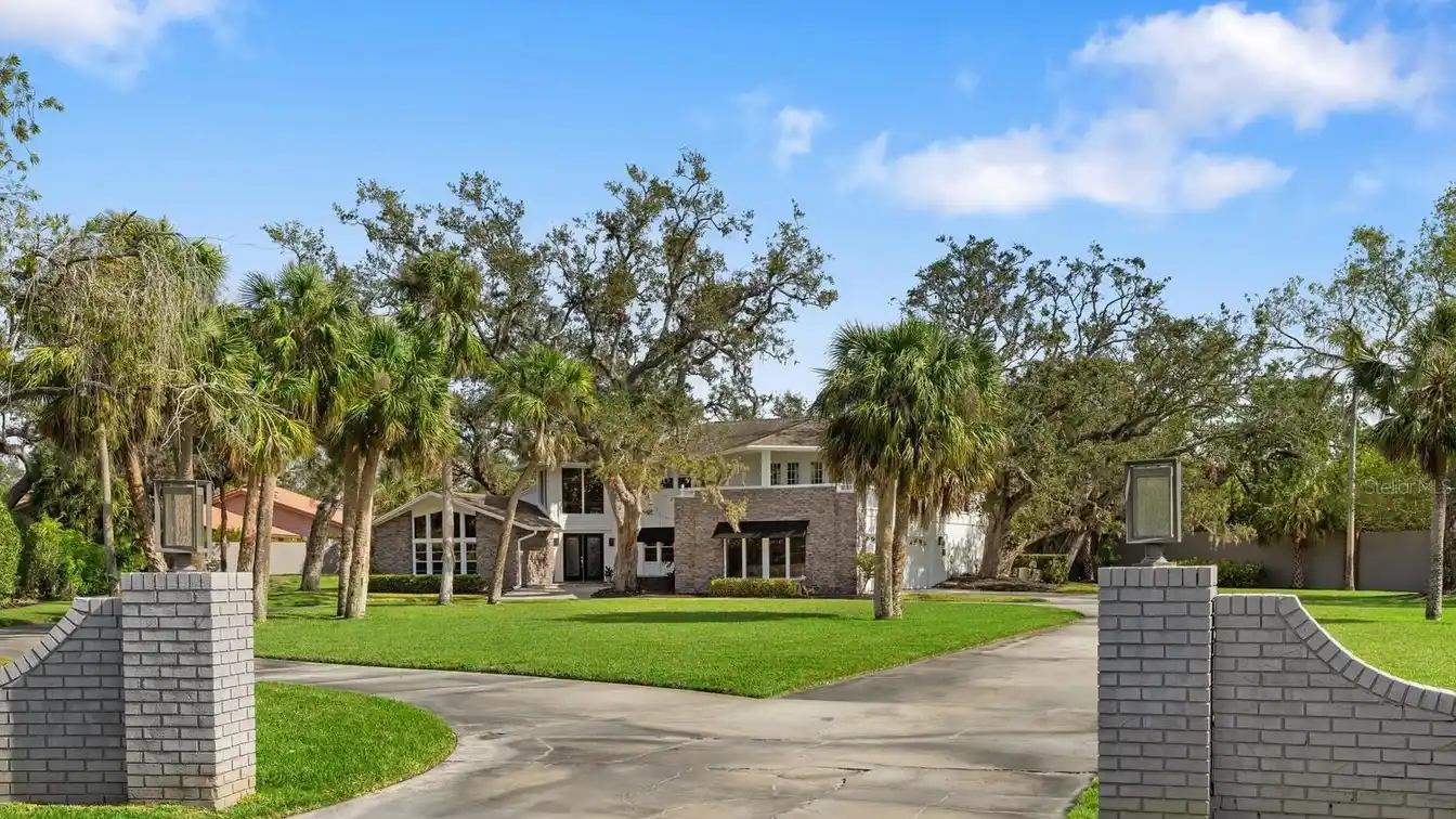 Privacy and Luxury in Gated Beneva Oaks