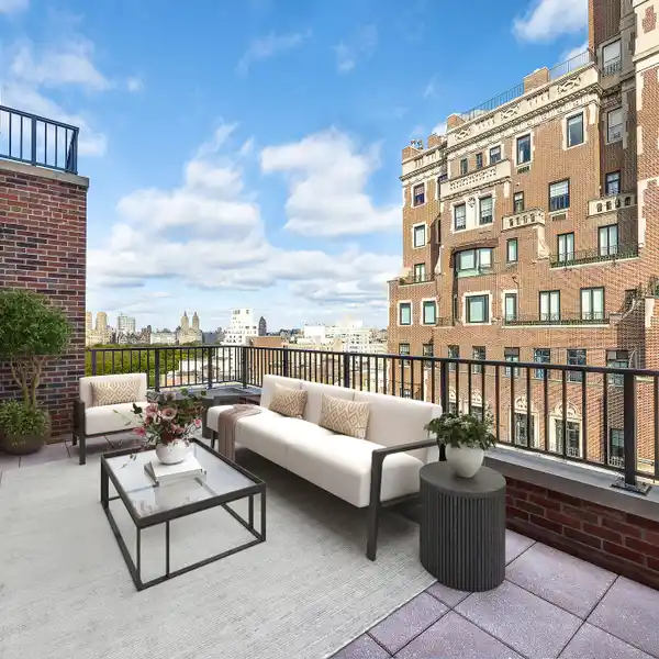 SUN-DRENCHED TWO BEDROOM RESIDENCE WITH IMPRESSIVE VIEWS