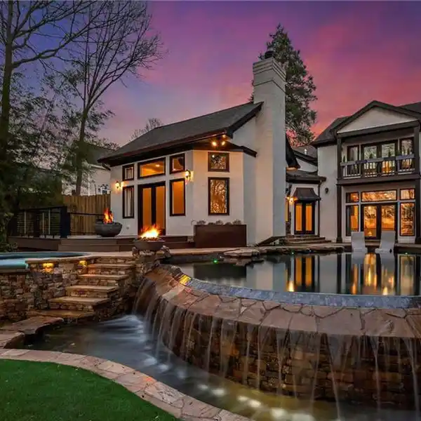 AN ENTERTAINER'S DREAM: INTOWN LIVING AT ITS FINEST