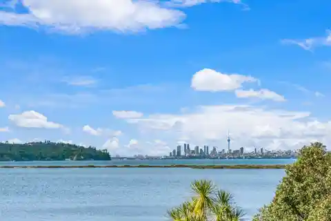 Meticulously Kept Seafront Mansion