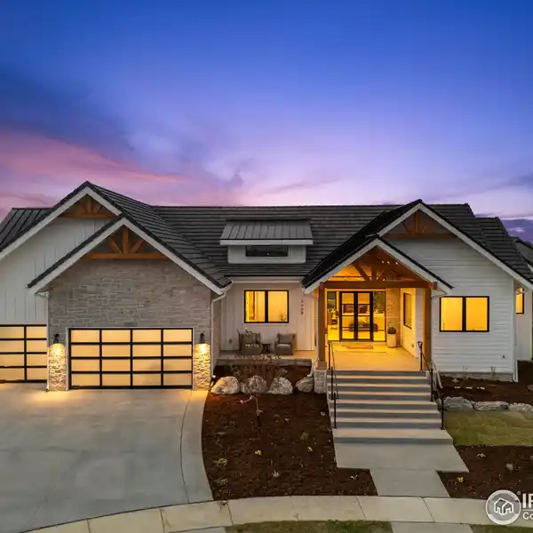 AWARD-WINNING ELEGANCE MEETS RESORT LIVING