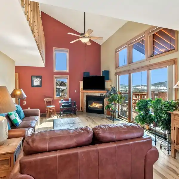 BEAUTIFULLY MAINTAINED HALF DUPLEX