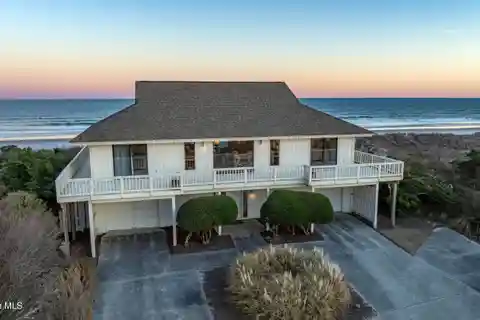 Oceanfront Residence on Exclusive Figure 8 Island