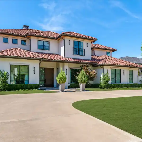 EXQUISITE NEWER CONSTRUCTION ON A PRIME PRESTON HOLLOW BLOCK