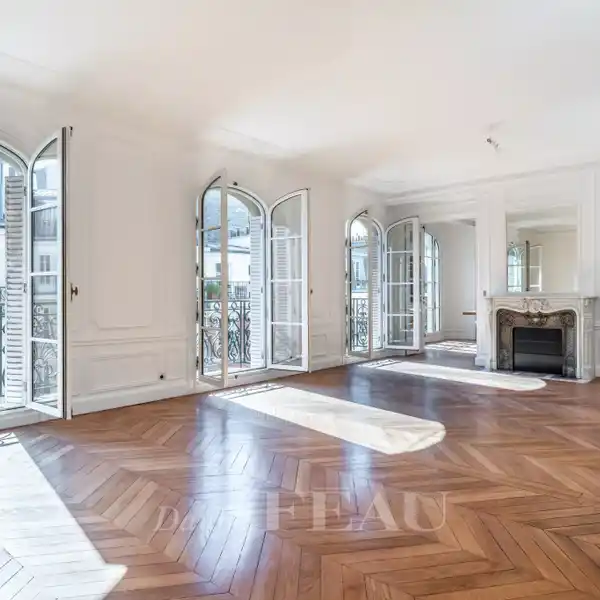 SUNNY APARTMENT WITH A SPACIOUS FEEL