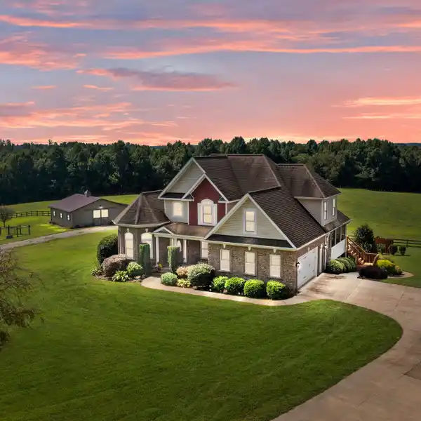 VERSATILE COUNTRY ESTATE WITH BARN, POOL, AND CREEK