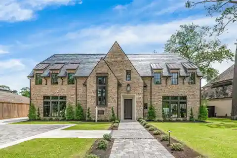 Architectural Masterpiece in Close-In Memorial