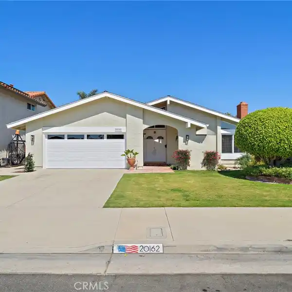 HARD TO FIND SINGLE-LEVEL HOME IN SOUTH HUNTINGTON BEACH