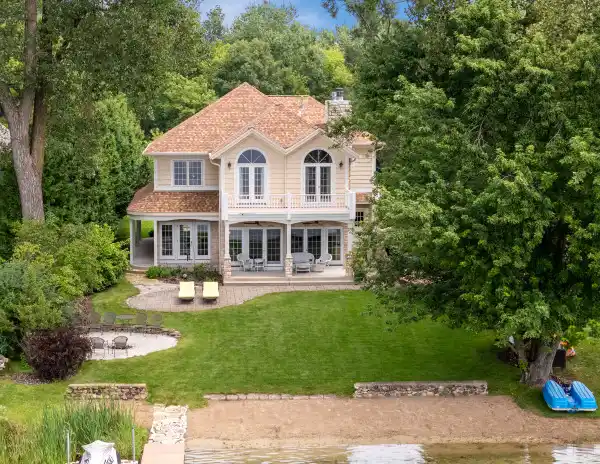 EXTRAORDINARY LAKESIDE RETREAT
