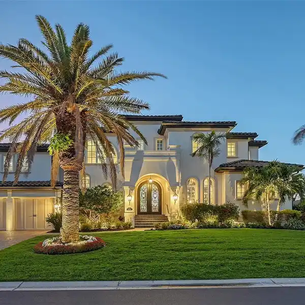 CUSTOM HOME BLENDING ELEGANCE AND FUNCTIONALITY