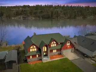 The Castle - River Rock Styled Waterfront Lodge